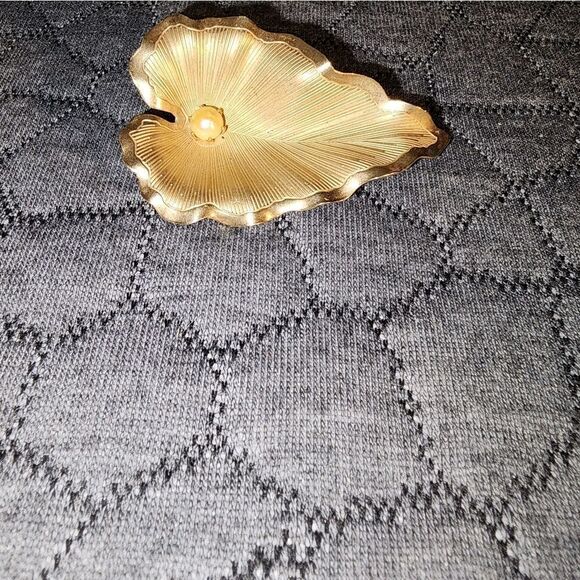 Gold Leaf-Shaped Brooch - Picture 2 of 5